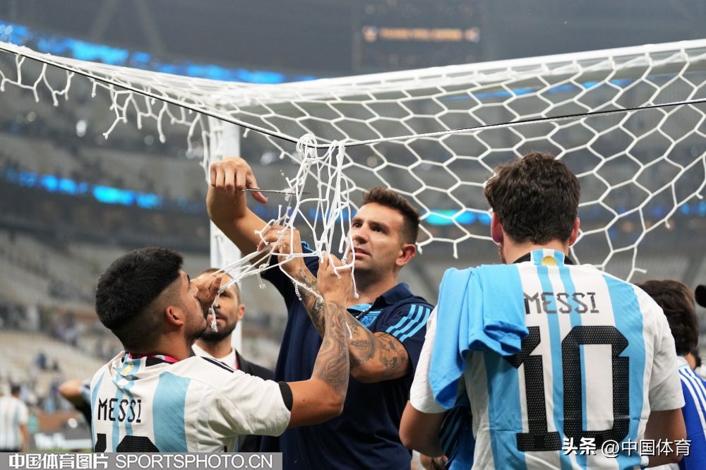 卡塔尔世界杯阿根廷捧起大力神杯,卡塔尔世界杯阿根廷大力神杯