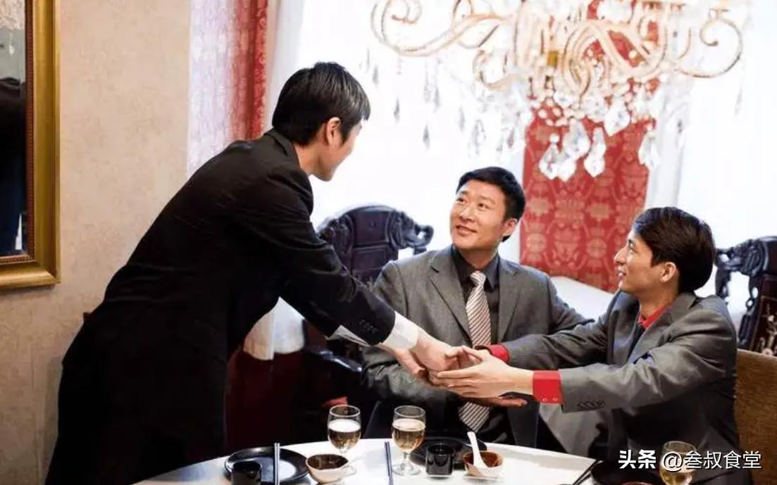 酒桌上的敬酒术嘴笨人必学,酒桌上轮到你敬酒别傻坐着