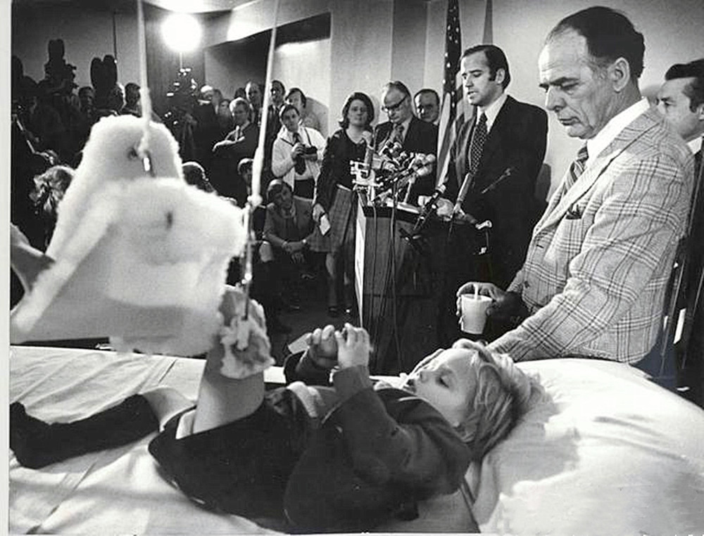 美利坚下跪狂人，成人尿不湿坚定“带盐人”——“稀宗拜登”