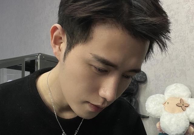 童锦程和殷世航梦幻联动，时隔多年再度同框，小羊也被带上