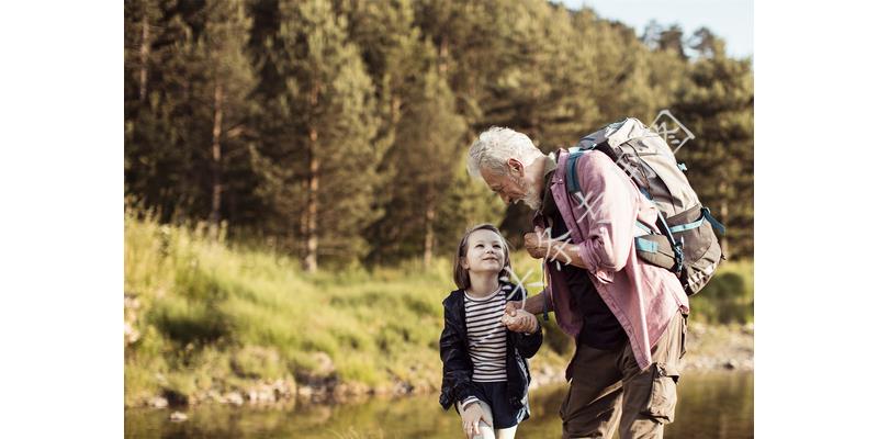 小伙被父亲联合后妈赶出家门，5年后霸气归来，看见后妈愣住了