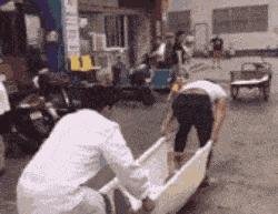 冰糕掉了一半,冰糕化在地上干了怎么清理