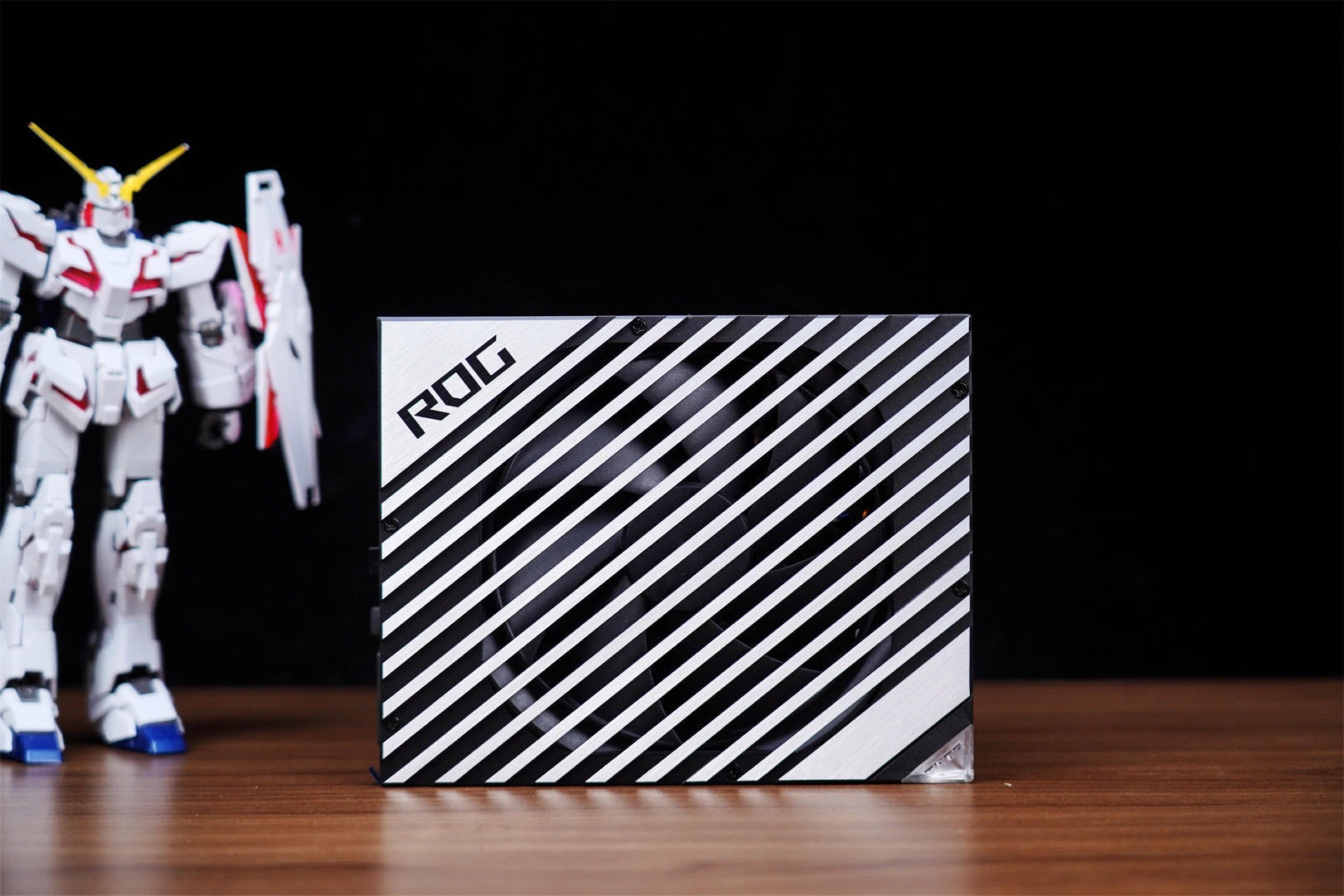 万事俱备，只等40系显卡上市，ROGTHOR1000PLATINUMII电源分享