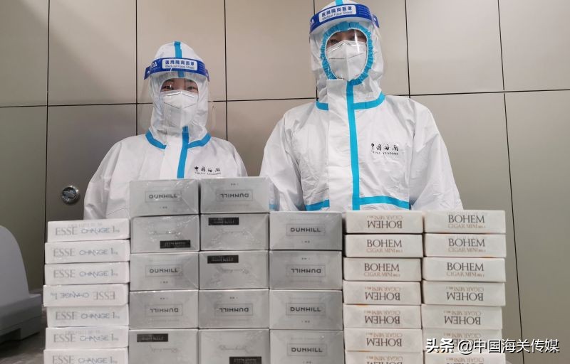 七个旅客携近200条烟入境被查 (免税店带回两条烟被查)