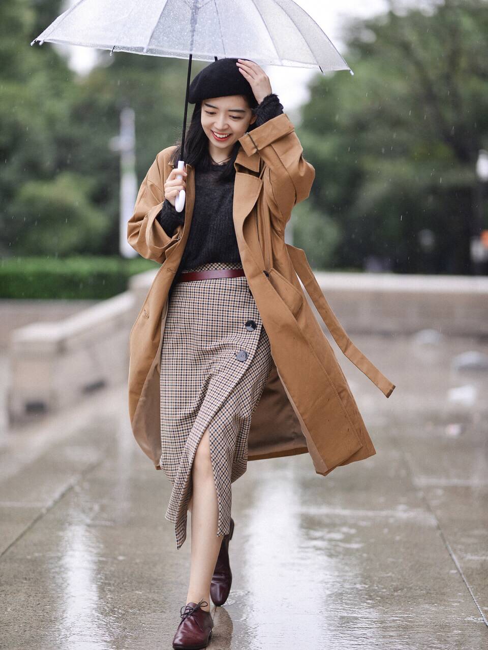 春天深蓝色风衣怎么搭配好看,春天军绿色的风衣配什么好看