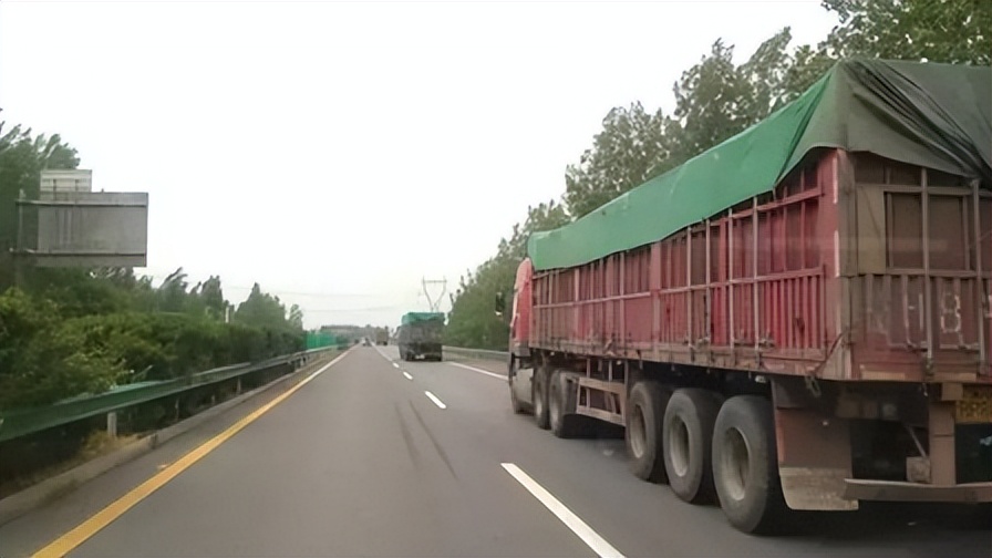 新手开车前面超车技巧,超车看前会车看后