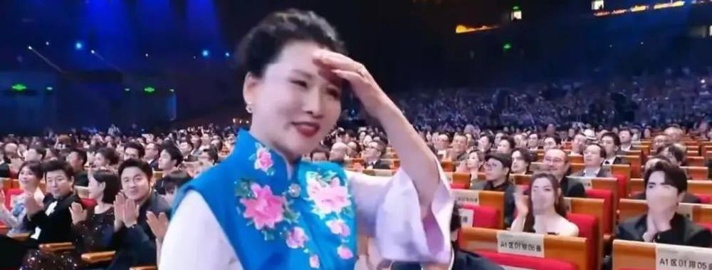 何赛飞获奖后与梁朝伟握手视频,梁朝伟何赛飞金鸡奖