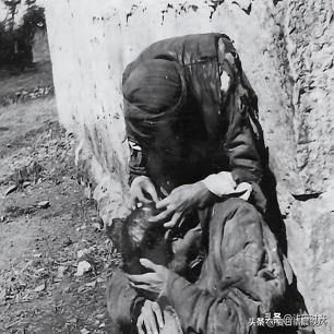 珍贵照片，日军*杀屠**老百姓强奸妇女，用刀剖开肚子，看看多残忍