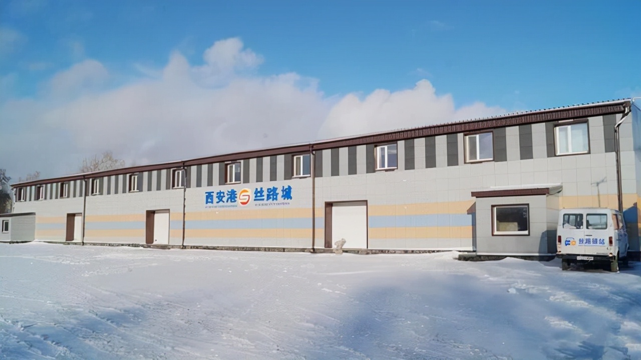 哈萨克斯坦美女爱上中国小伙，在恋爱中抓住跨国商机，他们赚大了