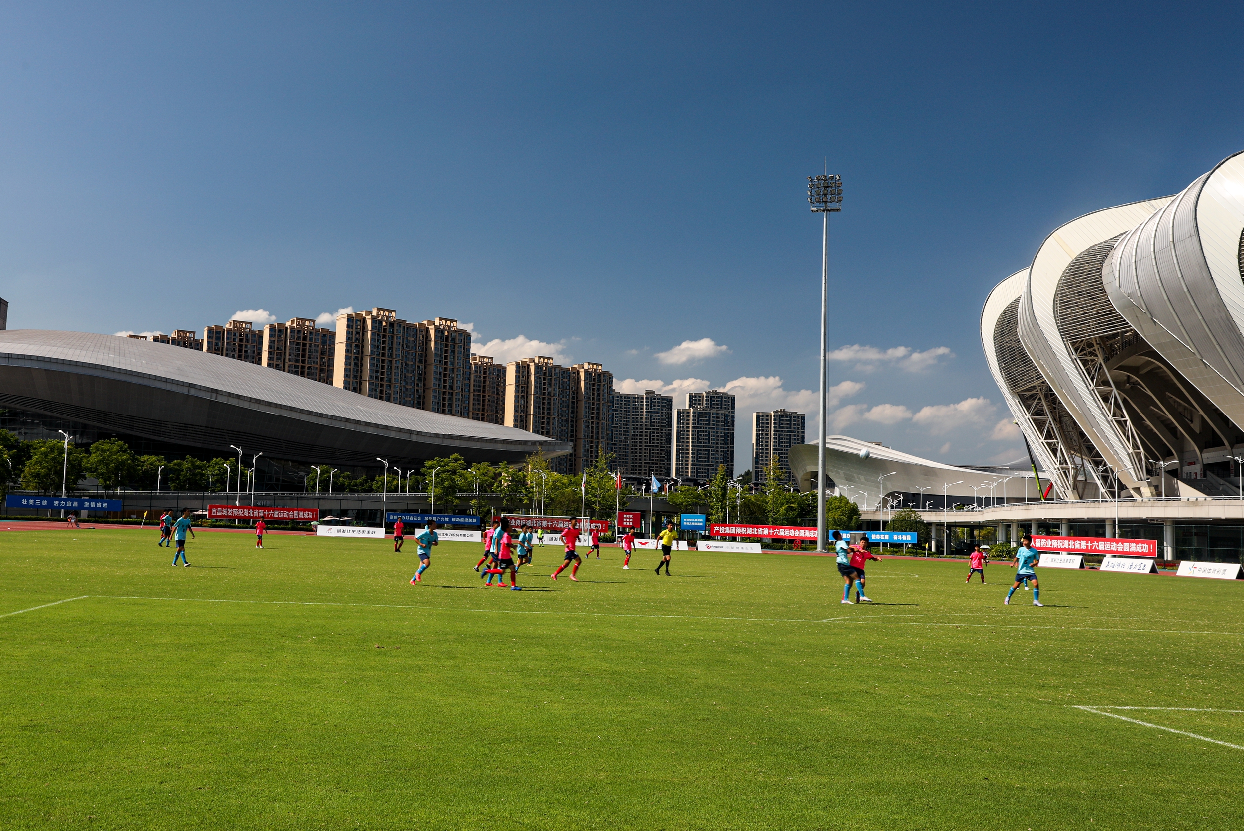 湖北宜昌：大学生罗清芸暑假回乡带领志愿者为省运会赛事服务