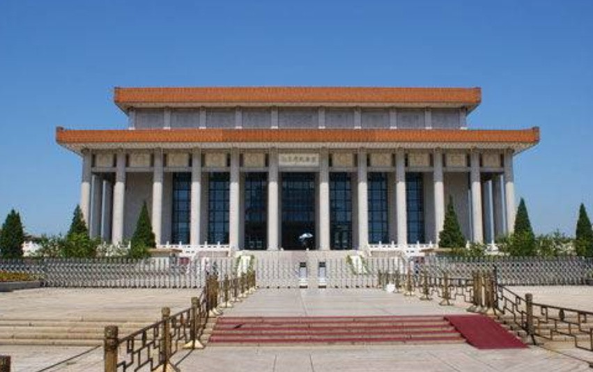 2006年，拳王泰森来华瞻仰毛主席遗容，坦言：在他面前，我很渺小