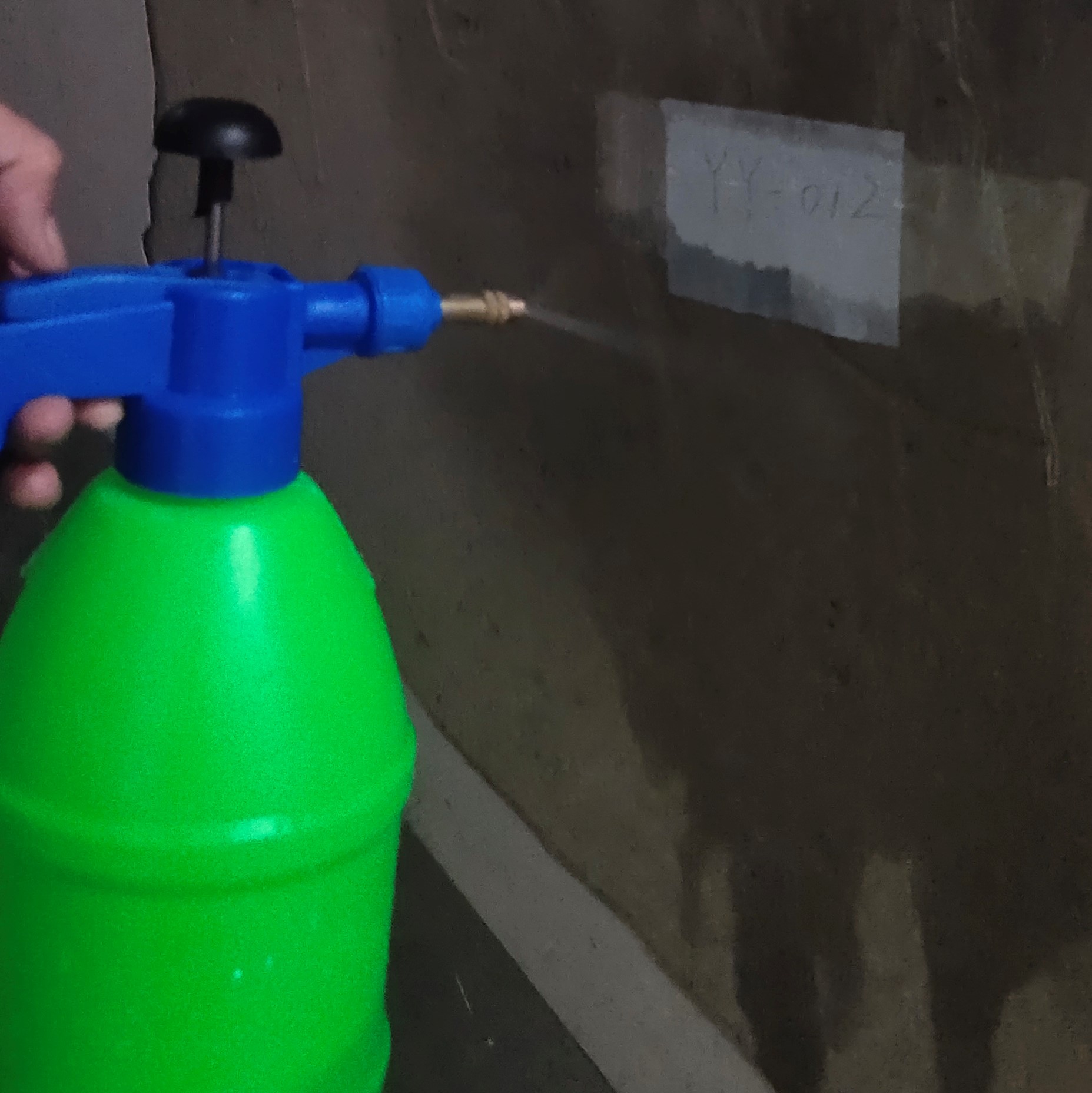 楼房墙面掉沙子跟开发商怎么谈,墙面反碱起皮掉沙彻底解决方法