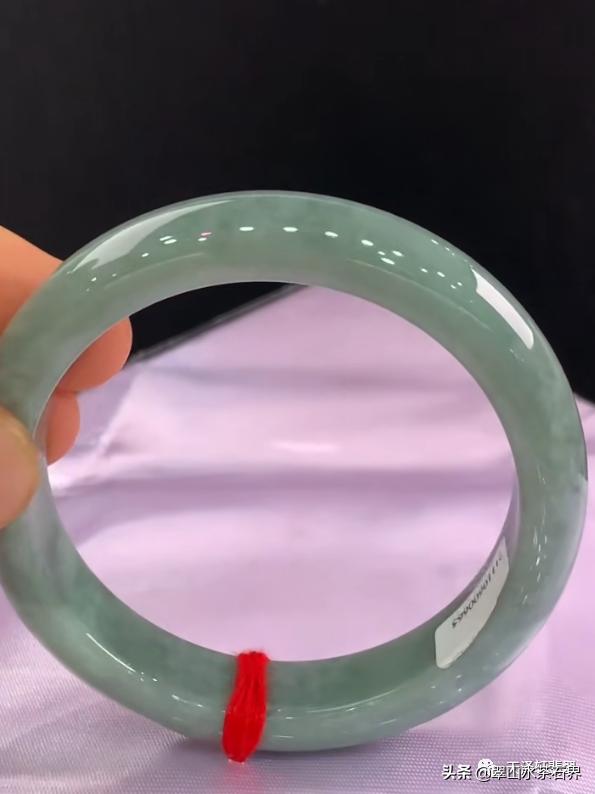 黑乌鸡翡翠手镯等级,翡翠手镯的种水八个等级及价格