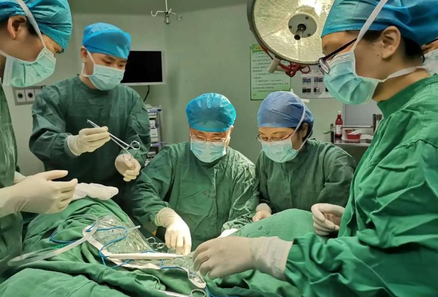 母亲冒生命危险把子宫移植给女儿,43岁妈妈将子宫移植给22岁女儿