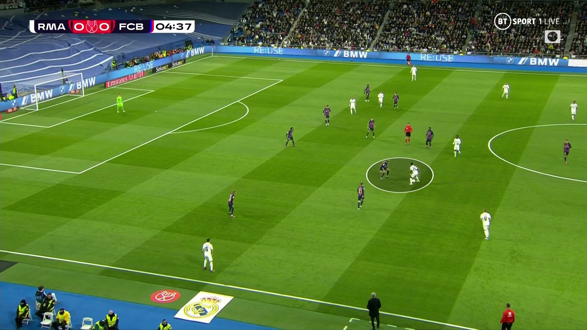 2020-2021西班牙德比皇马vs巴萨,2011国家德比皇马vs巴萨梅西踢看台