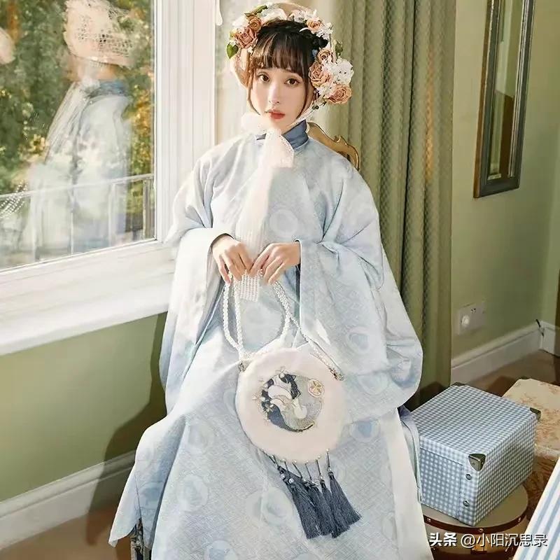 香奈儿迪奥联名包包,最近流行的迪奥包包