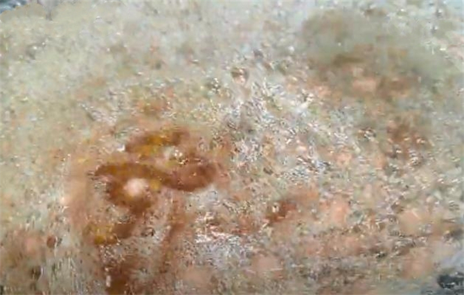 炸花生米时,最忌先放油,多加2步,又香又脆,放半年都嘎嘣脆