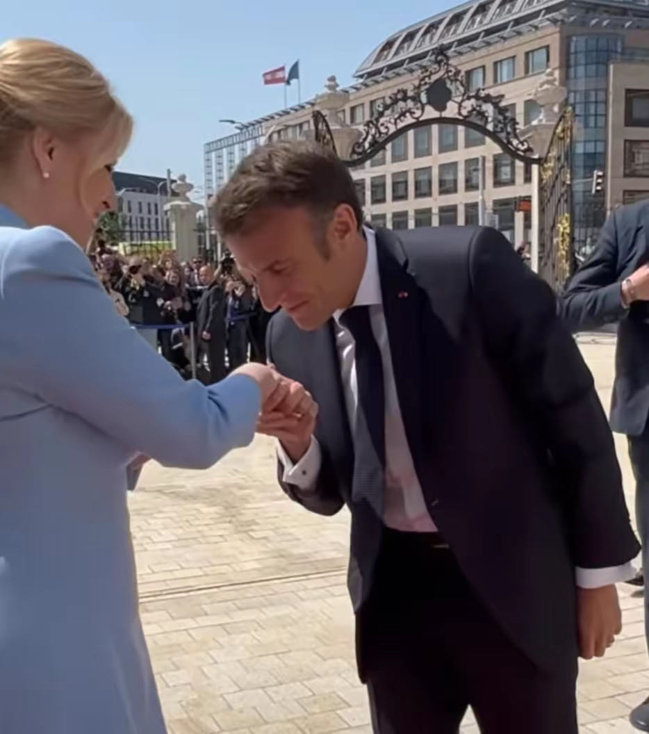 马克龙献上吻手礼,马克龙霸气握手