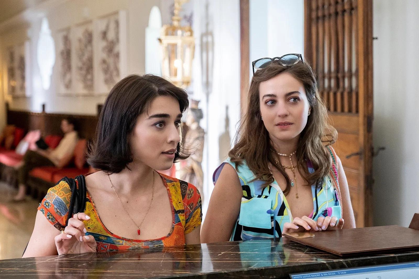 从《王冠》到《白莲花大饭店》，女主穿搭就是你23春夏时尚教科书