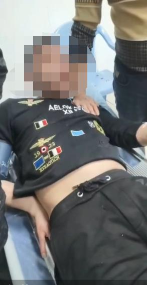 男子在电瓶车上发现一条小青蛇,男子凌晨玩蛇被人咬