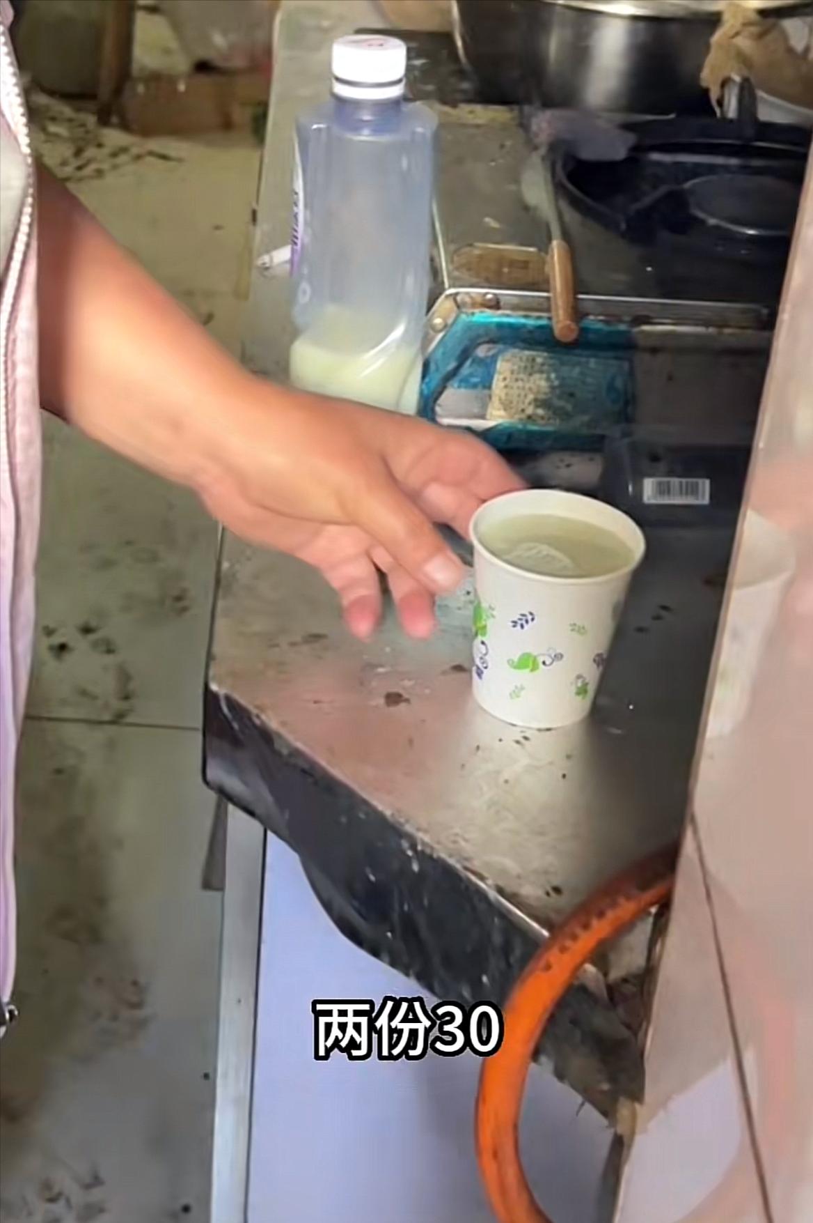 男子喝北京豆汁真上头,北京小伙喝老北京豆汁