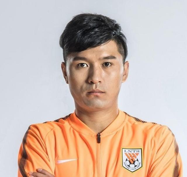 新瓜！又一中超球员被曝婚内出轨，女方颜值较高，聊天内容太露骨