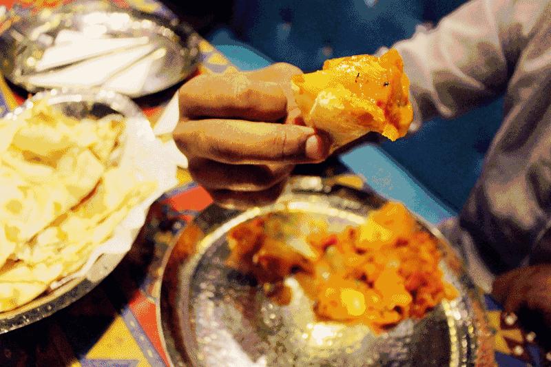 印度恒河用网抓清道夫,清道夫恒河印度