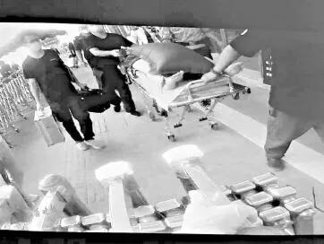 太原南站一女子过安检因携带开封白酒无法进站，“咚咚咚”现场喝光晕倒送医车也没坐成