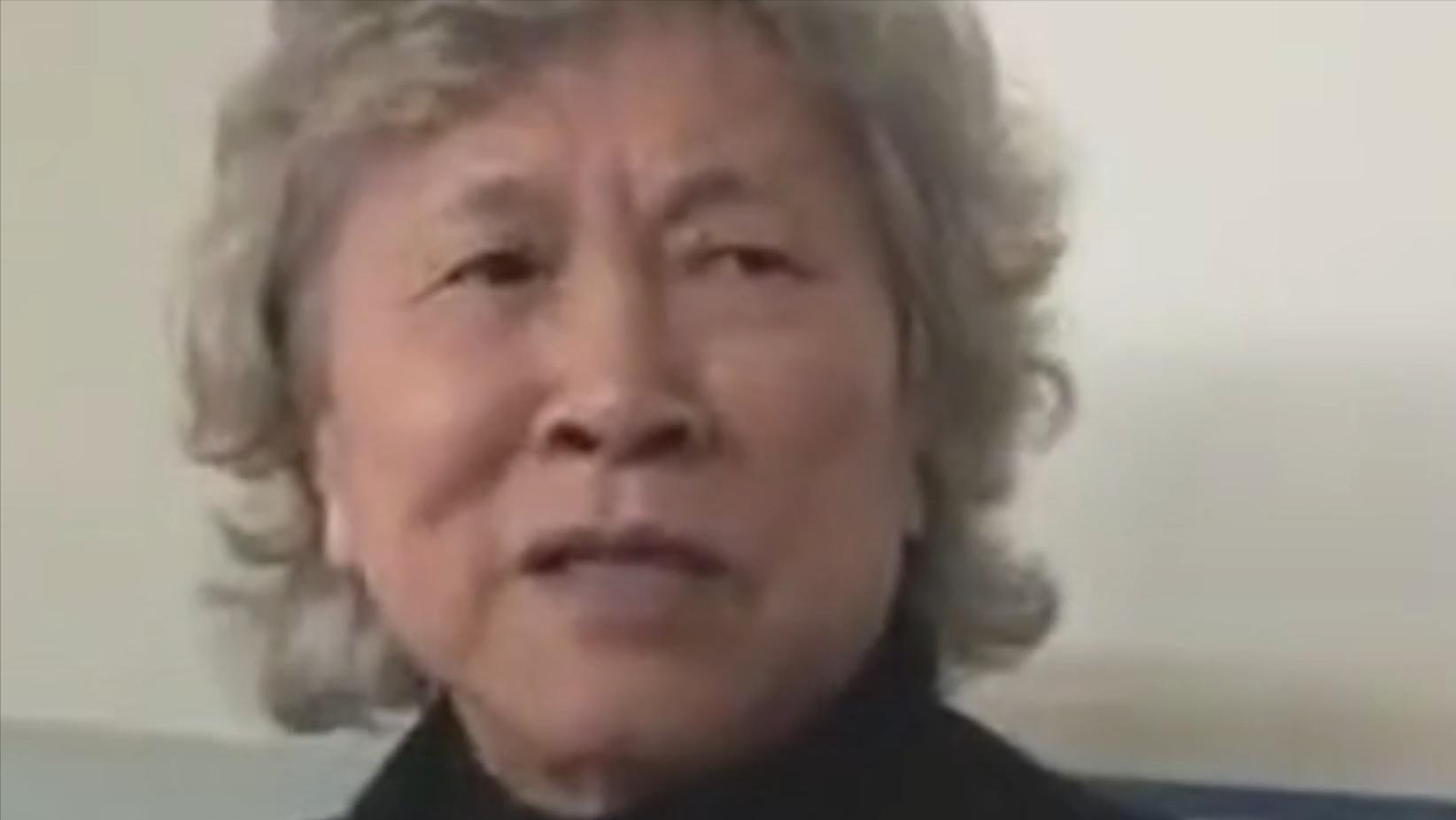 六旬老人晕倒医生急救援,八旬医生抢救老人