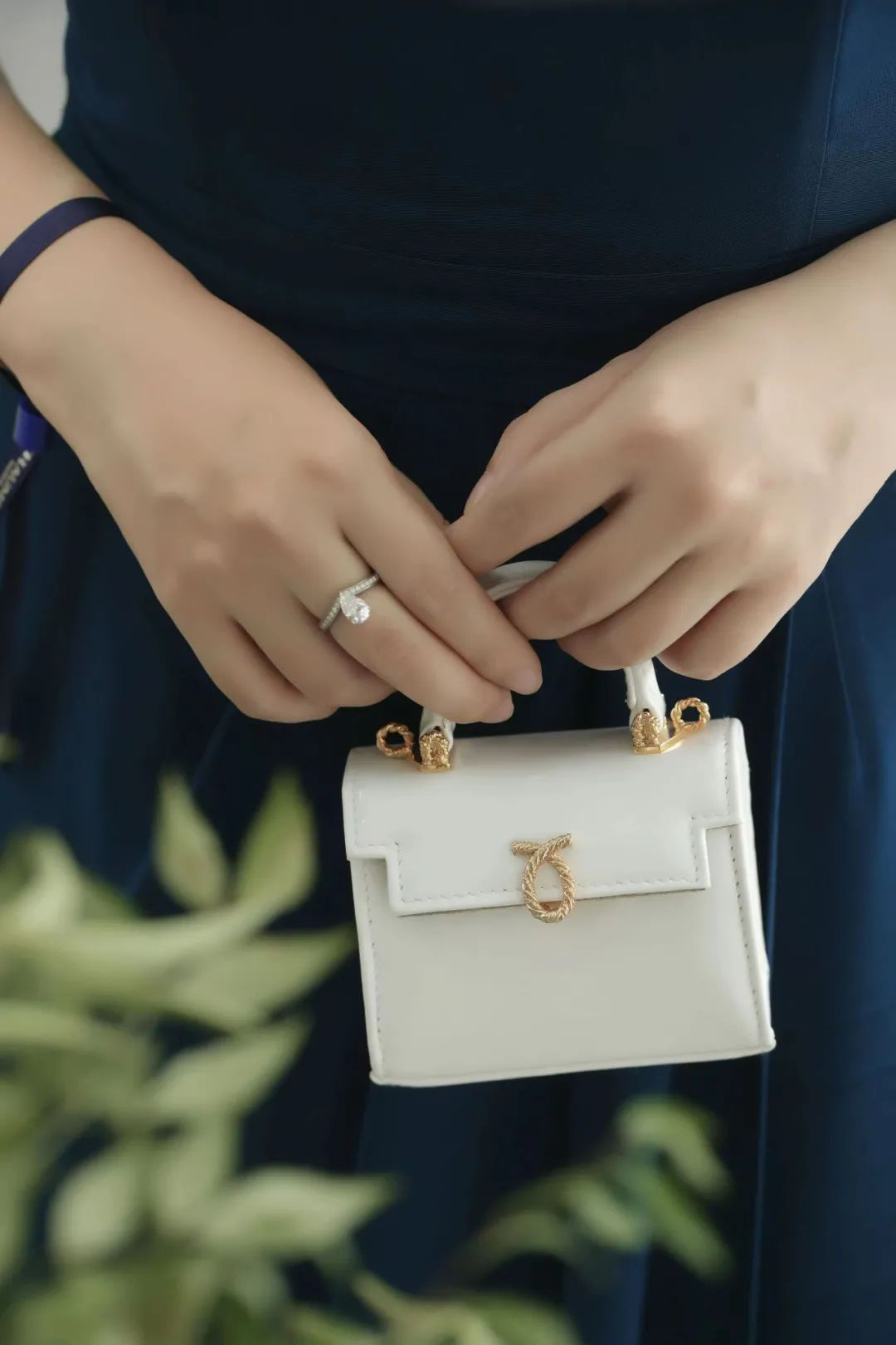 英国女王最喜欢的包包牌子,英国女王拿的包包价格