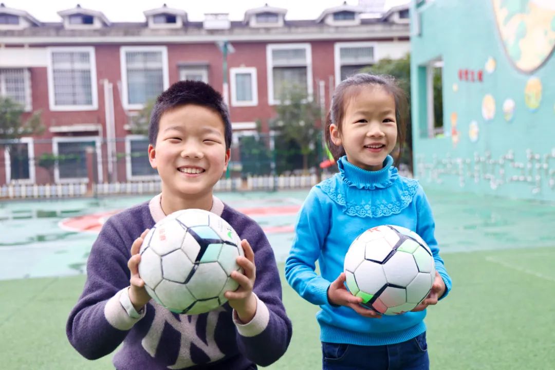 喜讯我校入足球特色示范校,恭喜幼儿园足球比赛得奖