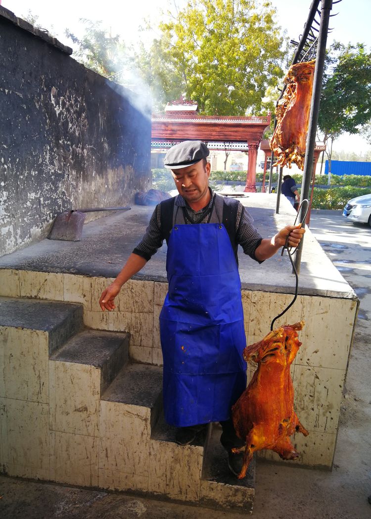 人气美食古法烤全羊,阿塞拜疆烤全羊美食
