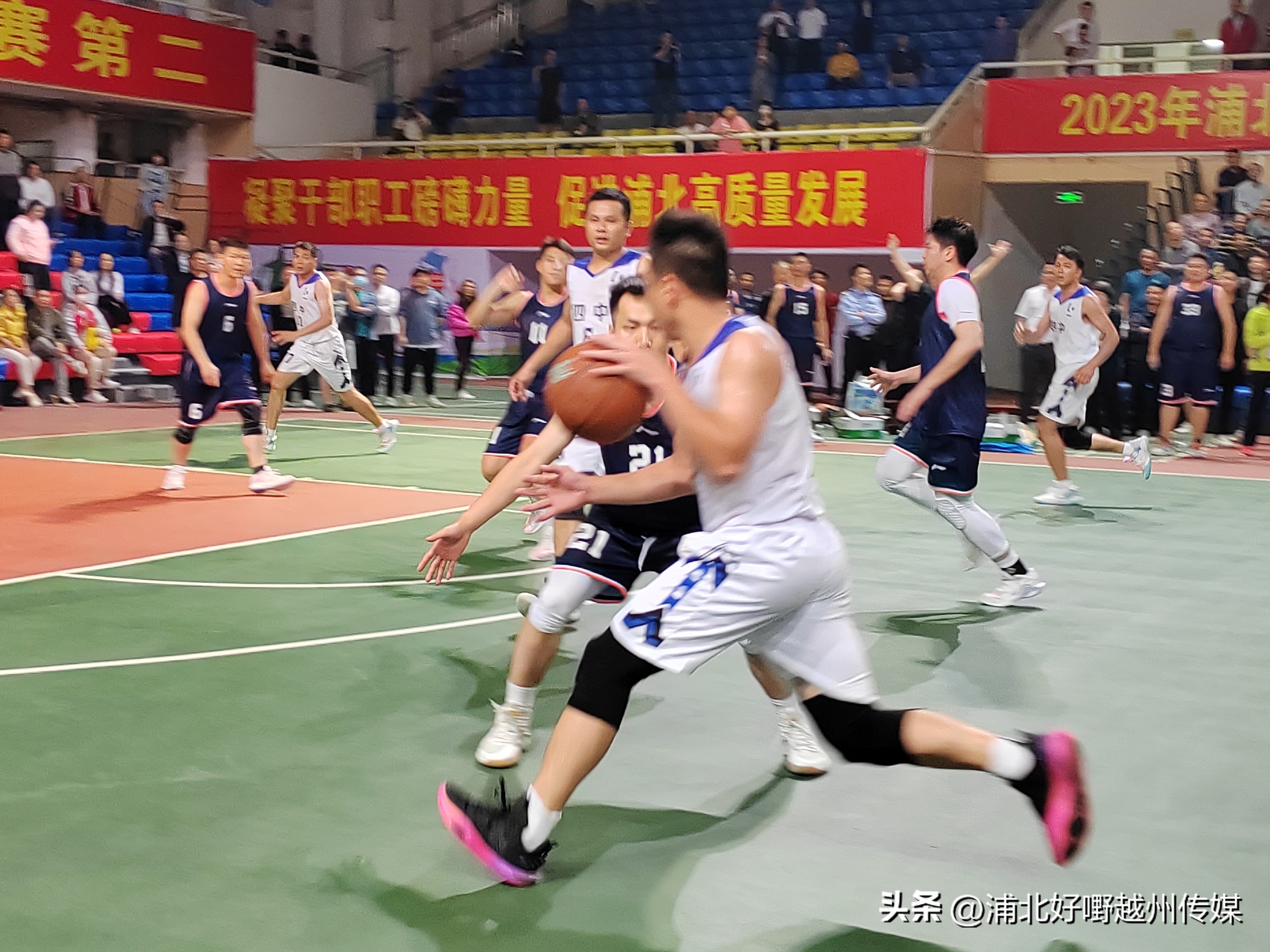 浦北篮球大赛文武激烈对决，第四中学VS县公安局，四中虽败犹荣