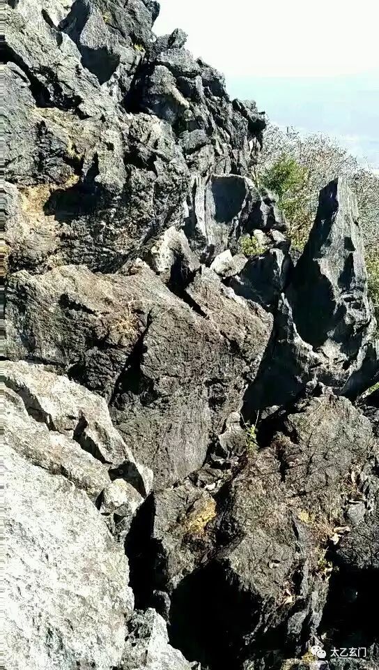 攀普洱天壁山之西门崖子：一日凌云出，群山齐失自高心