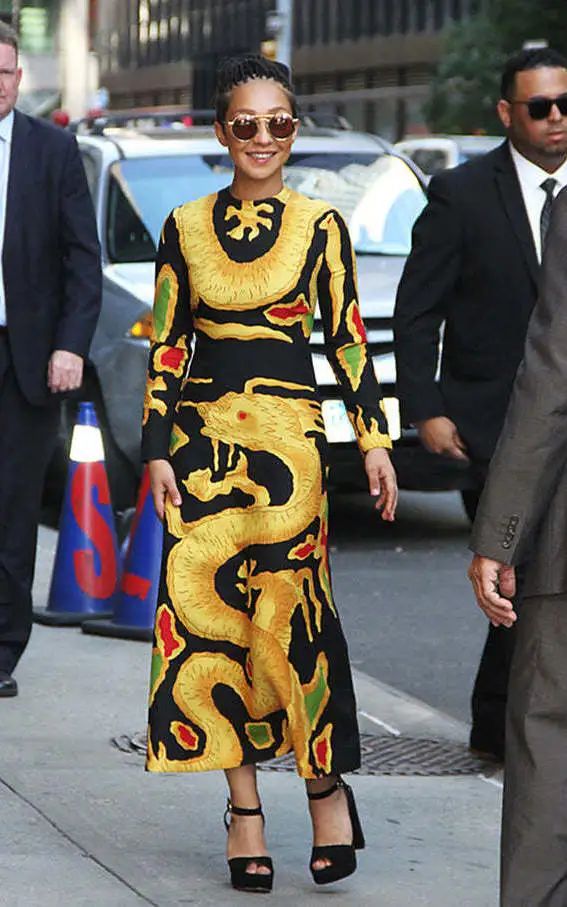 赵露思穿上廉价中国风礼服，俗成了18线网红