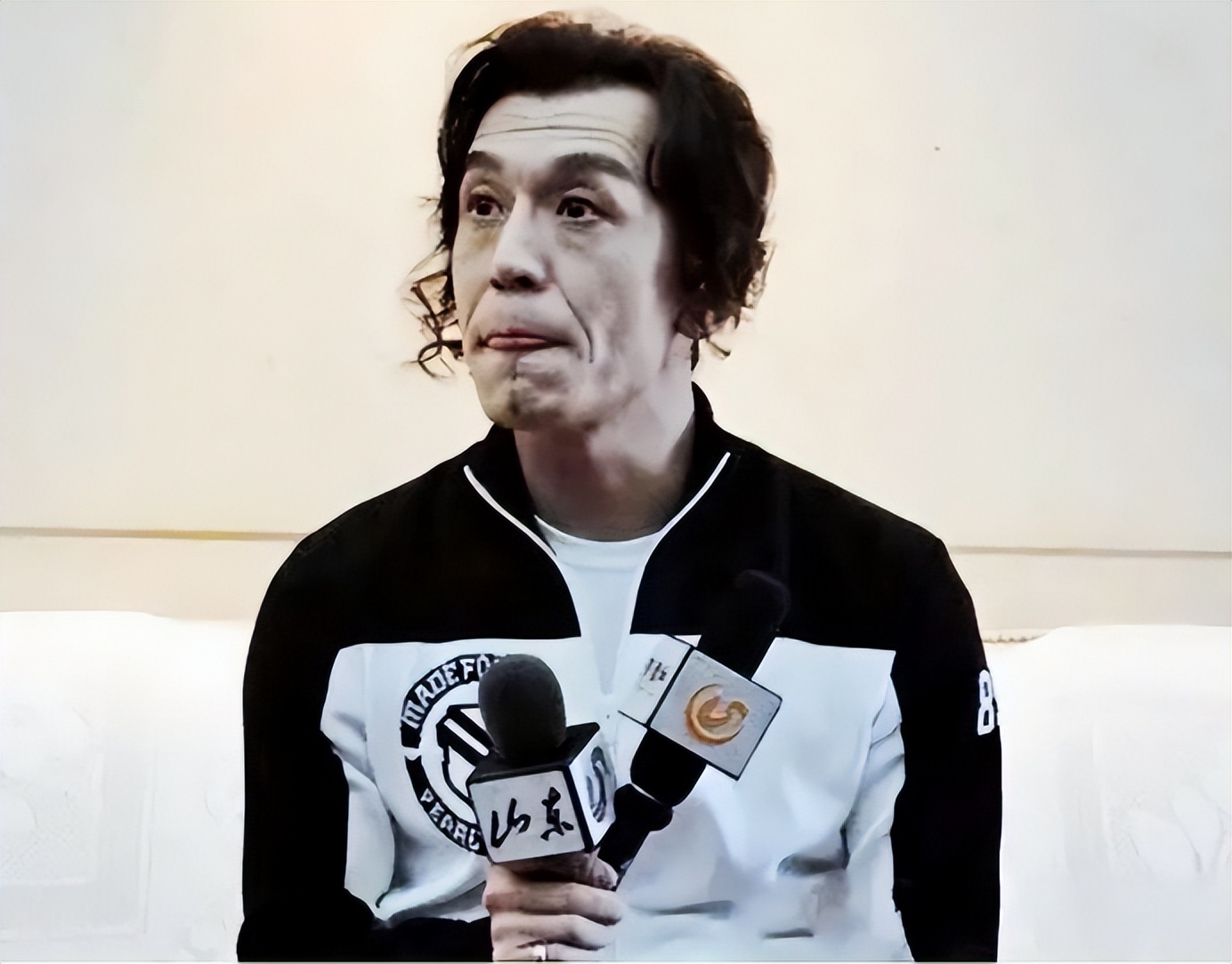 李咏妻子哈文家庭背景显赫,李咏去世后他的妻子哈文怎么样了