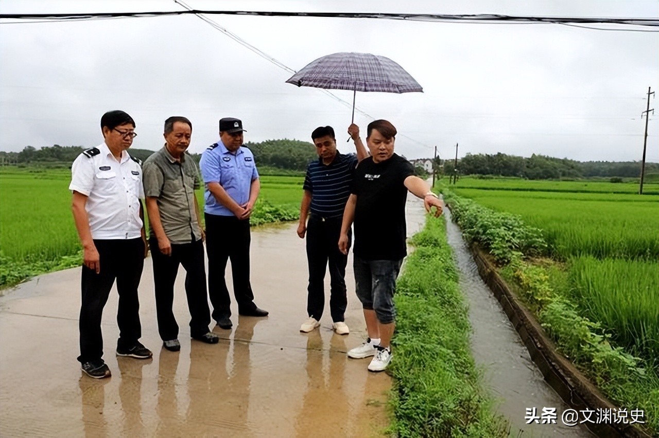 男子在臭水沟捡到一只乌龟,村民捡到乌龟马上报警