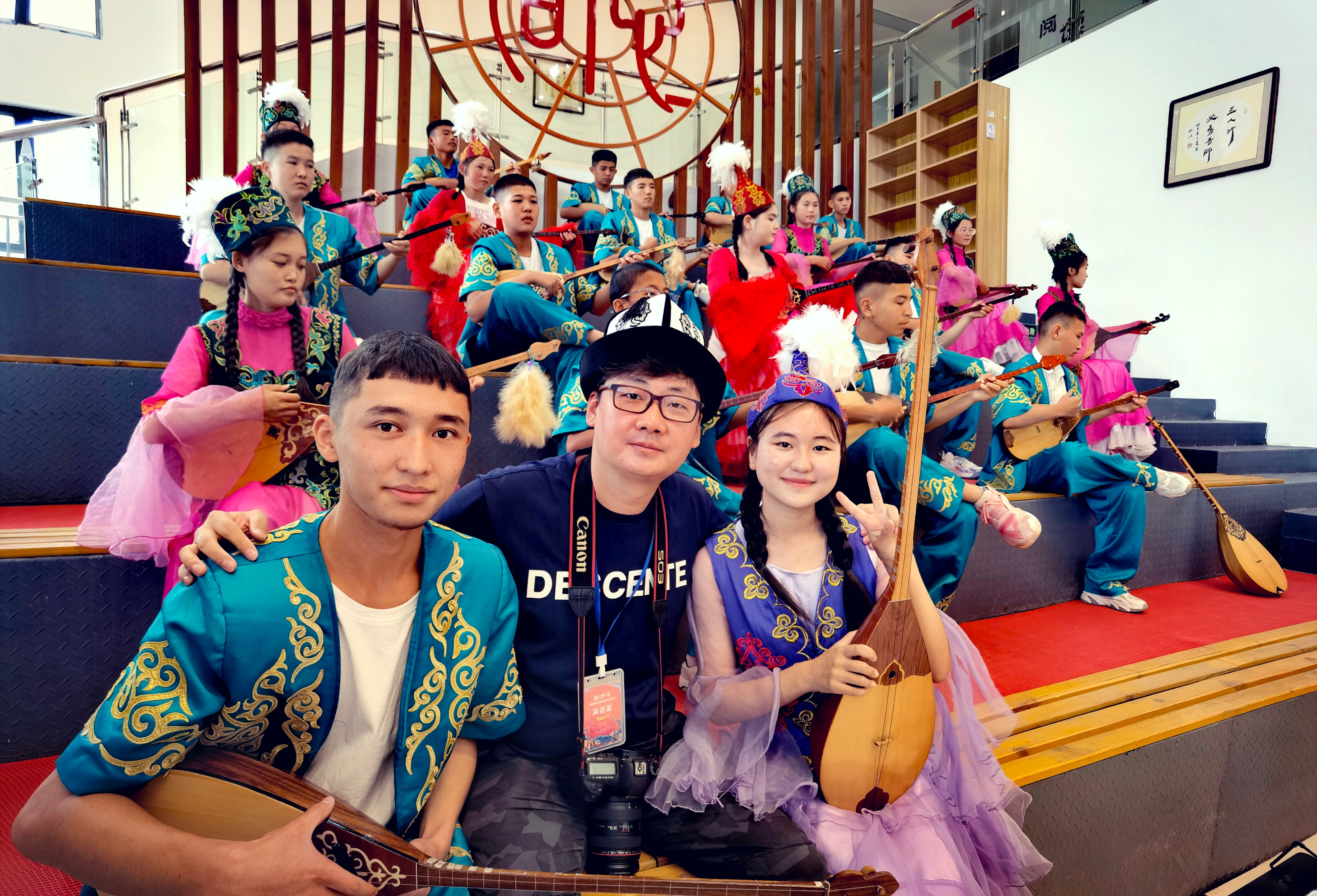 冬不拉拨动两岸记者的心弦，*疆新**特克斯县一中素质教育结硕果