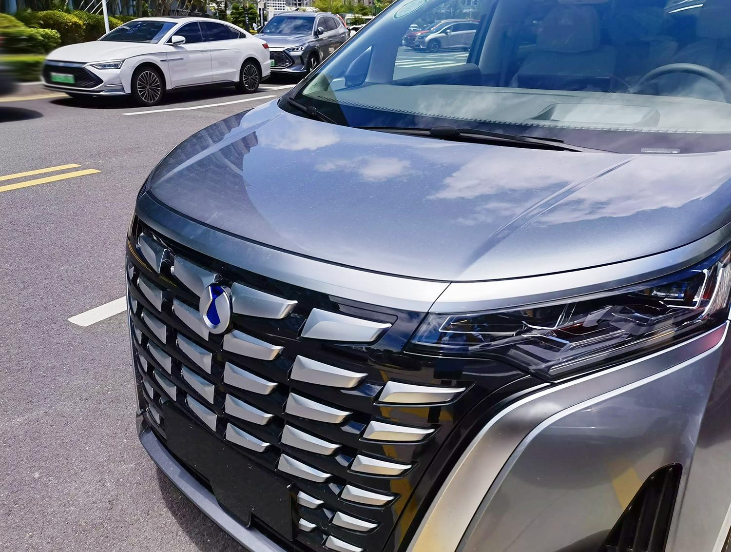 腾势d9新能源白色,腾势d9灰色纯电实车