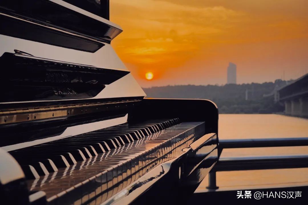 开着面包拖着钢琴，他弹遍武汉大街小巷