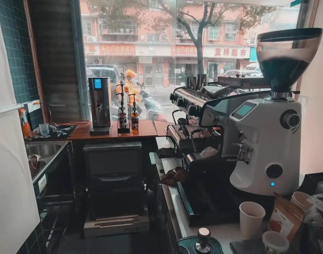 开一家十万的店倒闭了要亏多少,20几岁开个店亏得一塌糊涂