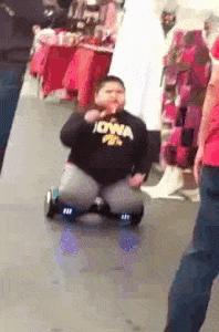 妹子，你的背的包很别致啊，旁边兄弟盯得眼都直了，哈哈哈哈哈哈