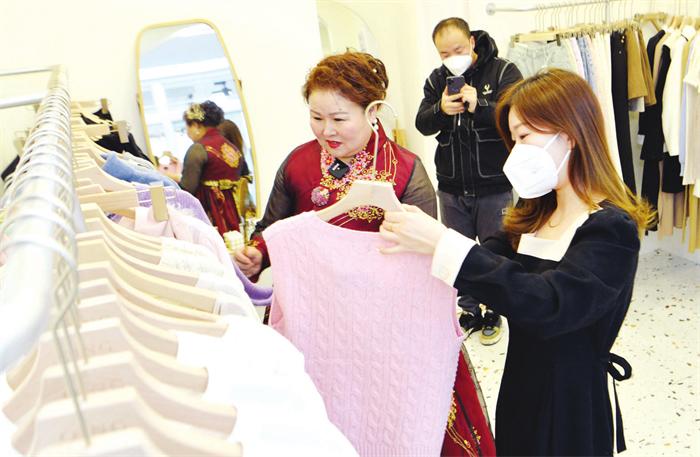 商场“当家人”拍短视频拓客引流