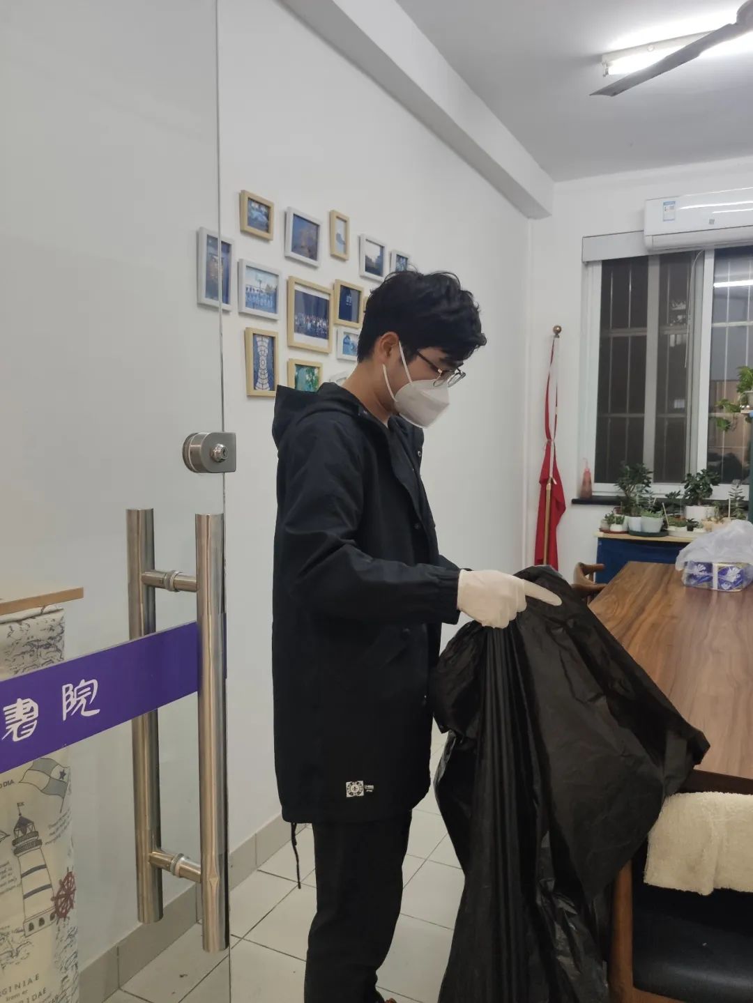 他们的名字叫寝室长、楼层长、楼长和总楼长！推车声、敲门声，带来饭菜的香气｜同心抗疫，共担风雨