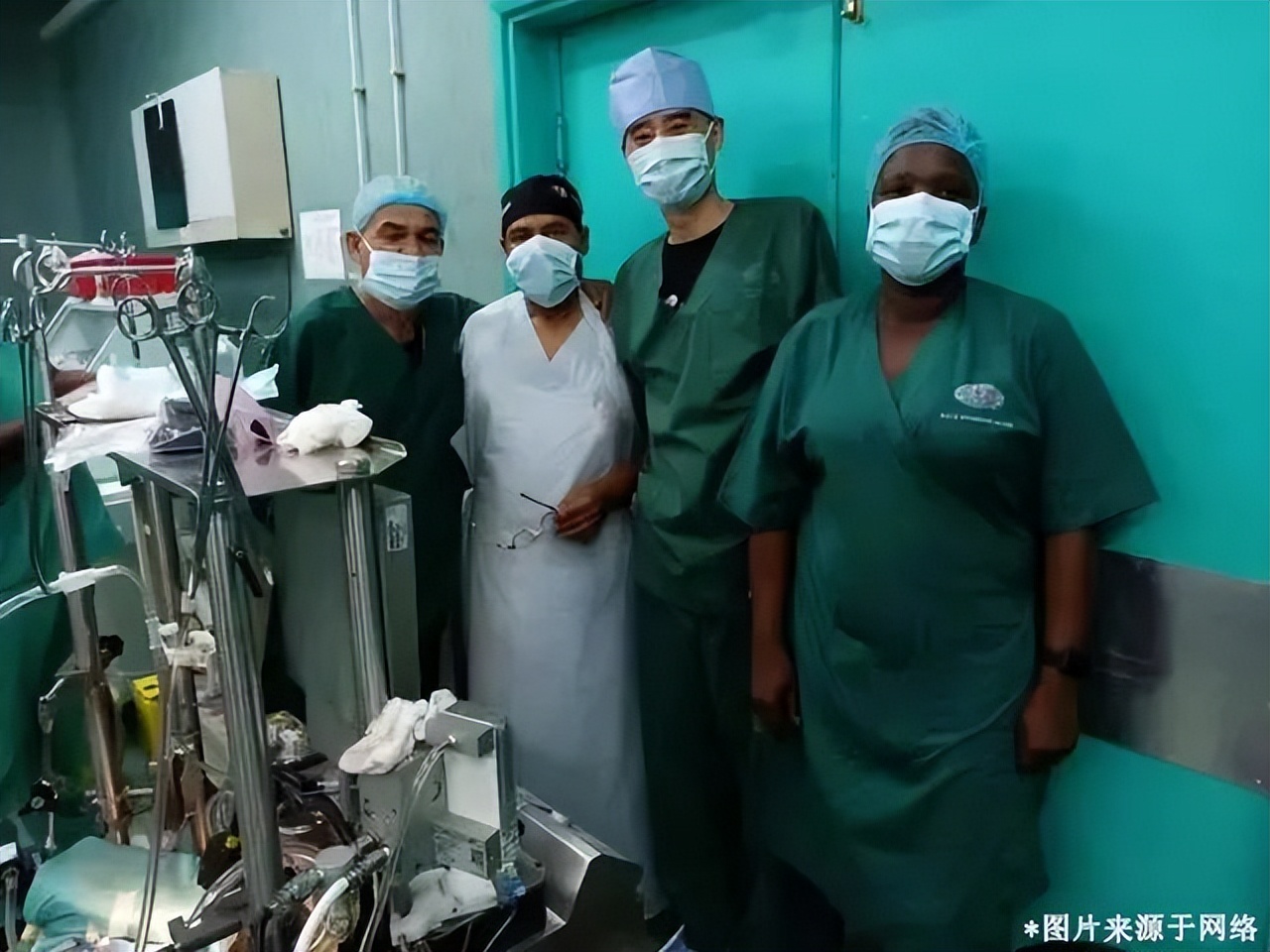 中医手指扎针放血,针灸治疗手颤神奇案例