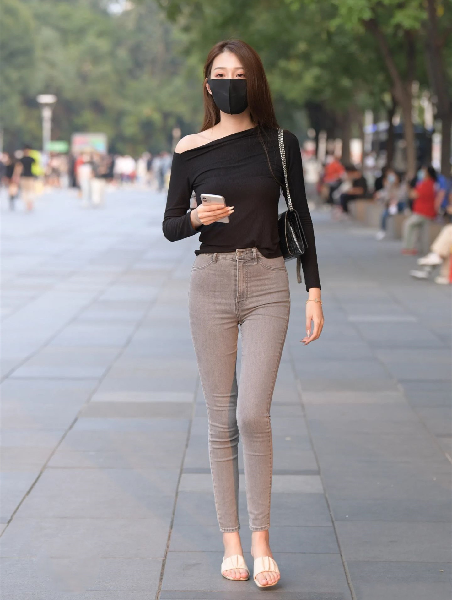 女子胸过大做缩胸手术,胸部比较大容易造成什么影响