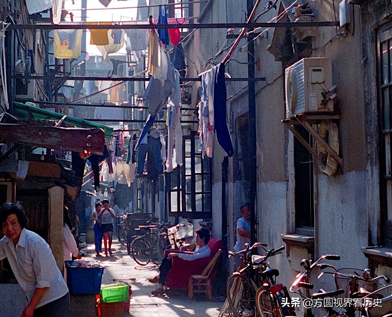 老照片,90年代的上海,一座浮华城市的烟火之影
