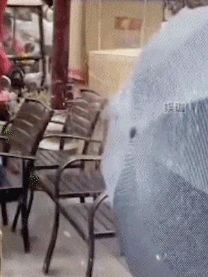 趁着泼水节公然对女生进行骚扰！向女生私密部位喷水还撕扯衣服