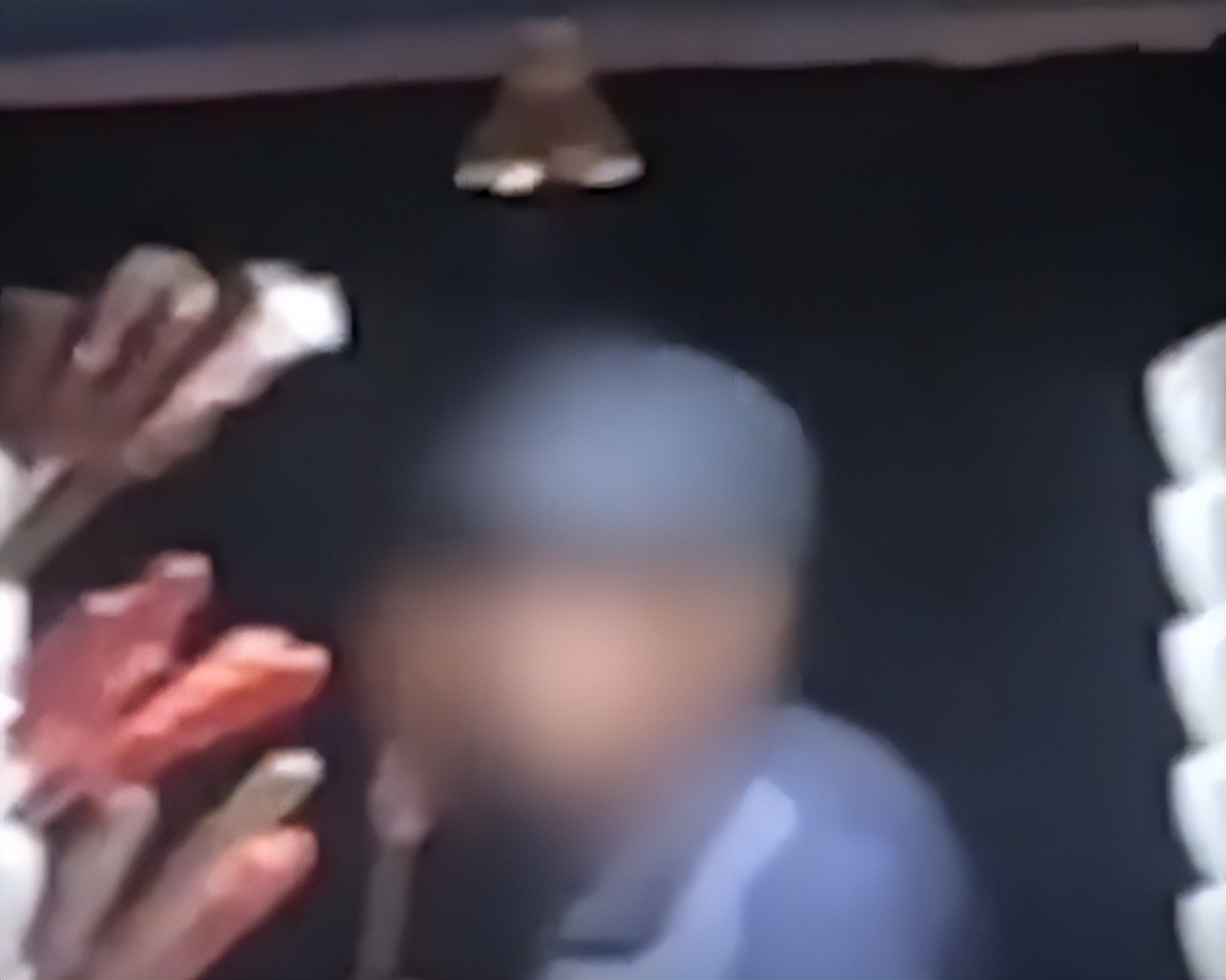 怕糖葫芦化的老人,用嘴含水喷糖葫芦