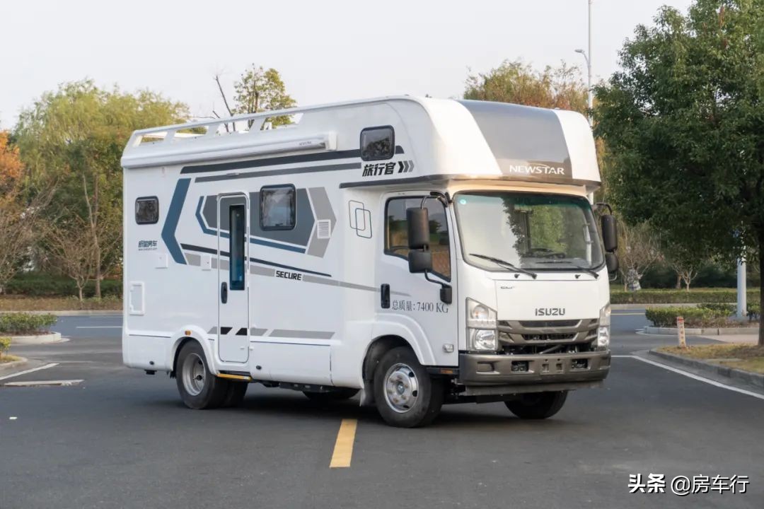 隔断式厨房，15度电+1700W太阳能，新星五十铃700P旅行官纵床版